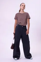 Remera blanca de algodón con cuello redondo y mangas cortas.