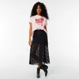 Falda midi evasé de encaje floral calado color negro, con cintura alta y forro interior.