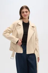 Chaqueta negra con cuello solapa, cierre cruzado con cremallera, cinturón con hebilla, bolsillos laterales con cremallera y detalles de botones metálicos.