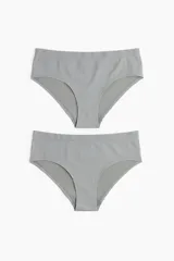 Pack de dos bombachas hipster color gris, de microfibra sin costuras, con refuerzo interior y cobertura media en la parte trasera.