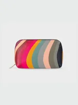 Cartera de maquillaje de cuero con diseño de rayas multicolores y cierre.