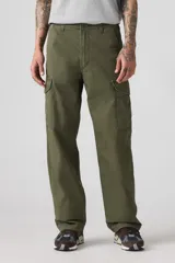 Pantalón cargo verde militar, de corte holgado, con bolsillos laterales con solapa y bolsillos traseros.