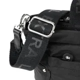 Bolso tipo tote negro de poliéster con doble asa corta con estampado de letras y correa larga regulable. Tiene cierre superior, bolsillo frontal con cierre, dos bolsillos laterales abiertos, bolsillo interno con cierre y dos bolsillos internos abiertos.