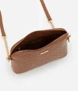 Cartera transversal pequeña color marrón con efecto tressê, cierre de cremallera y correa de cadena larga.