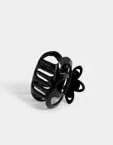 Broche para el pelo negro con forma de flor con 3 pétalos calados a cada lado.