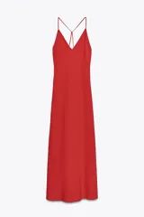 Vestido largo rojo de viscosa y lyocell, con escote pico y tirantes finos cruzados en la espalda.