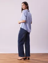 Blusa celeste de lino marca Cupio, con cuello con solapa, escote en V y delantera cruzada.