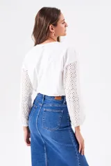 Remera blanca de algodón con mangas largas abullonadas de broderie.