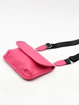 Bolso tipo bandolera color fucsia con correa negra regulable.