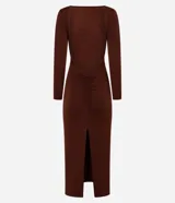 Vestido midi marrón de poliéster y elastano, con cuello redondo, mangas largas, espalda descubierta, fruncido en la parte baja de la espalda y abertura en la falda.