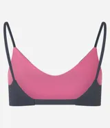 Top deportivo reversible en microfibra doble faz, color rosa con tiras grises. Tiene escote en V, breteles finos paralelos y copas removibles.