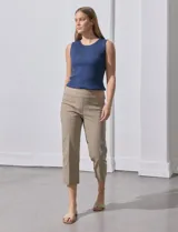 Pantalón capri verde esmeralda de gabardina elastizada, marca Zac & Reachel. Pretina ancha elastizada. Delantera con bolsillos simulados. Trasera con bolsillos simulados.