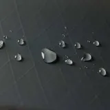 Riñonera negra con correa ajustable, confeccionada en material impermeable xPac X21. Cuenta con 7 bolsillos internos y 2 externos, organizador con apertura de 180°, espacio para cables y cargadores, detalles en color ladrillo y cierres impermeables.