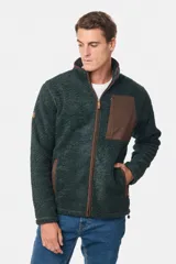 Campera de abrigo azul de corderito con interior de polar y cierre frontal. Presenta un bolsillo de tela lisa en el pecho y bolsillos laterales con cierre.