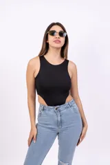 Body blanco de lycra con cuello redondo y sisas amplias.