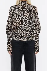 Sweater de cuello alto con estampado de leopardo.