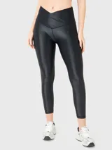 Calza deportiva negra con tela brillante, tiro alto y cintura en forma de "V" con silicona interior.
