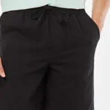 Bermudas negras de corte recto con cintura elástica y cordón ajustable.