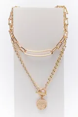 Collar dorado de doble cadena, una de eslabones grandes y otra de eslabones pequeños, con dije de moneda redonda con la palabra 'Love'.
