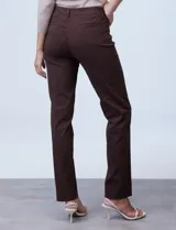 Pantalón de gabardina elastizada color marrón claro, marca Zac & Rachel, corte slim, con pretina con pasadores, botón y cierre. Delantera con tres bolsillos y trasera con bolsillos ojal.