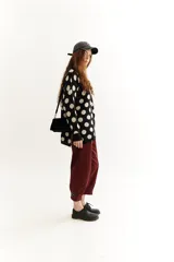 Sweater negro con lunares azules, tejido en jacquard con corte oversize.