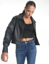 Camperita negra de eco cuero, estilo bomber o con cierre frontal, cuello solapa y puños ajustados.