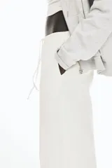 Pantalón largo color blanco, de punto de algodón, con cintura elástica y cordón ajustable.