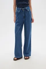 Pantalón jean de tiro alto color azul, con pinzas en la cintura, corte ancho y cierre frontal con botón y cremallera.