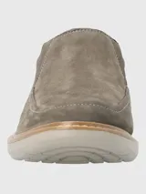 Zapato Hush Puppies modelo Oregon, color gris, sin cordones, de cuero con forro de cuero y textil, plantilla de cuero y algodón orgánico, y suela de goma EVA.