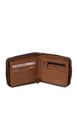 Billetera de cuero color marrón con cierre de cremallera. Interior con espacio para billetes, visor y tarjeteros. Incluye espacio con cierre para monedas.