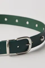 Cinturón de cuero negro con tachas metálicas plateadas y hebilla metálica plateada.