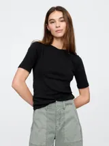Remera blanca de algodón con cuello redondo y mangas cortas.