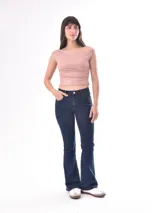 Musculosa corta color rosa con escote asimétrico y bretel ancho en un hombro.