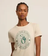 Remera deportiva color crema con estampa circular en el frente con texto 'Sports and Outdoors' y diseño de raqueta de tenis.