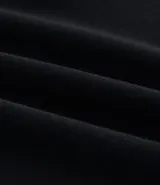 Conjunto deportivo negro de talle grande, compuesto por un hoodie con cierre y un pantalón jogger con cintura ajustable, bolsillos laterales y dobladillo ajustado.