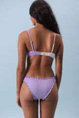 Bombacha midi de algodón color azul marino con volados en los bordes.