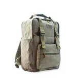 Mochila marrón de tela canvas con compartimento para notebook y accesorios de mate.