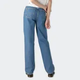 Pantalón de jean azul de corte recto, tiro alto y calce regular.