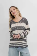 Sweater tejido calado a rayas horizontales anchas en color gris oscuro y crudo, con escote en V y corte recto.