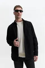 Sobrecamisa negra de twill de algodón con bolsillos tipo cartera frontales.