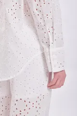 Camisa blanca de manga larga con broderie y cuello clásico.