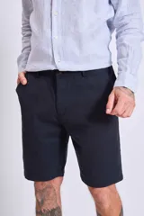 Bermuda de hombre color azul marino.