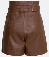 Short marrón de cuero sintético, tiro alto, corte clochard, con cinturón con hebilla metálica.