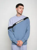 Buzo Umbro a la base con cortes y cambios de color: rojo, gris y negro. Logotipo Umbro estampado en el pecho.