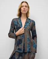 Blazer de mujer con solapa, manga larga y cierre de dos botones al frente. El tejido es plisado (crinkle) y presenta un estampado abstracto en tonos marrón y azul.