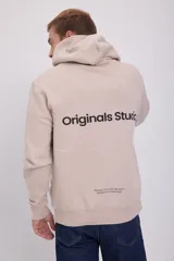 Hoodie color beige de manga larga con capucha, corte relajado, interior afelpado, bolsillo canguro frontal y estampado en la espalda. Confeccionado en tejido circular con reverso cepillado.