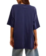 Remera azul marino de algodón, de manga corta y corte holgado.
