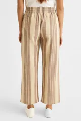Pantalón capri de lino a rayas verticales en tonos beige y marrón, con cintura elástica ajustable con cordón.