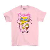Remera rosa de algodón con estampado de Bob Esponja vestido con un abrigo de piel sintética rosa, gafas de sol y el texto "Coquette" en cursiva. Diseño de la marca EMEXEM.