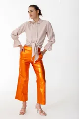 Pantalón recto de tiro medio, wide leg fitting, color naranja metalizado.
